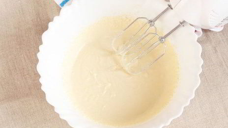 бисквит с клубникой и сливочным кремом