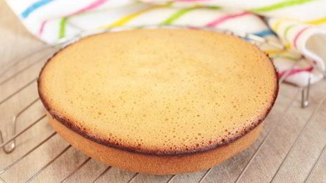 бисквит с клубникой и сливочным кремом