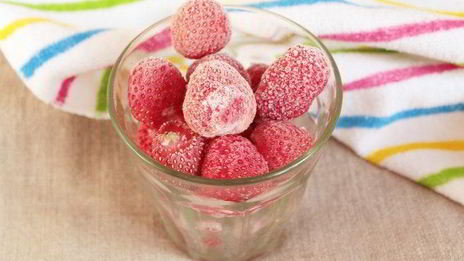 бисквит с клубникой и сливочным кремом