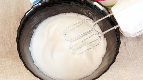 бисквит с клубникой и сливочным кремом