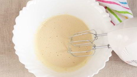 бисквит с клубникой и сливочным кремом