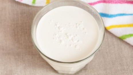 бисквит с клубникой и сливочным кремом