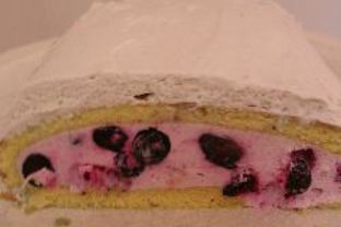 Бисквитный рулет с йогуртовым кремом и ягодами