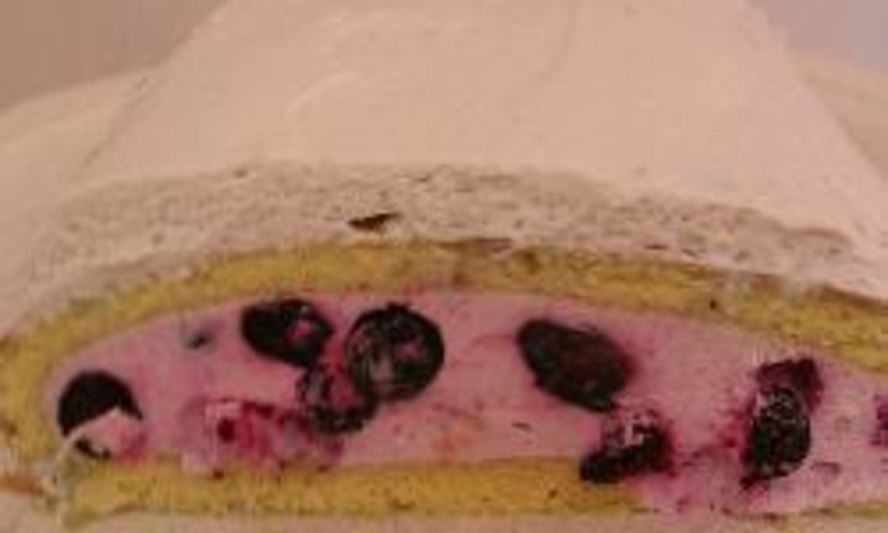 Рецепт бисквитного рулета с йогуртовым кремом и ягодами