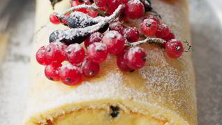 Бисквитный рулет с лимонным кремом и ягодами