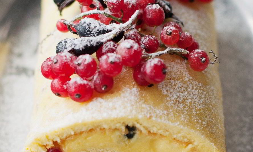 Рецепт бисквитного рулета с лимонным кремом и ягодами