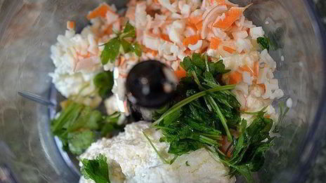 блинные рулетики с крабовым кремом и семгой