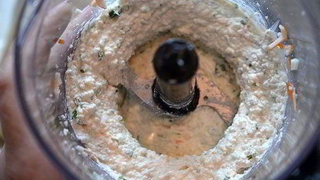 блинные рулетики с крабовым кремом и семгой