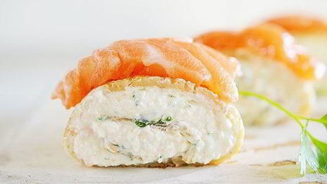 блинные рулетики с крабовым кремом и семгой