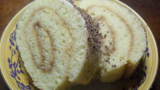 Быстрый рулет со сгущенным молоком и нежным кремом