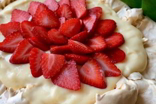 Павлова с клубникой и заварным кремом