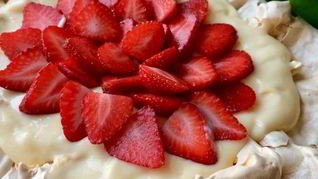 Павлова с клубникой и заварным кремом