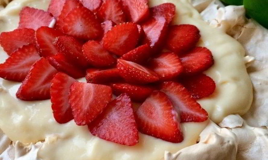 Рецепт павловой с клубникой и заварным кремом