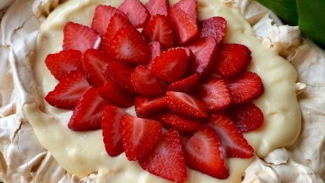 павлова с клубникой и заварным кремом