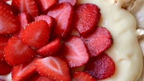 павлова с клубникой и заварным кремом