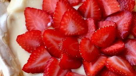 павлова с клубникой и заварным кремом