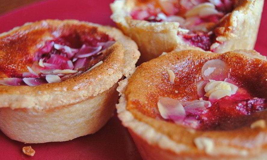 Рецепт песочных корзиночек с кремом и малиной