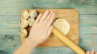 Слоеные корзинки с кремом и карамелью