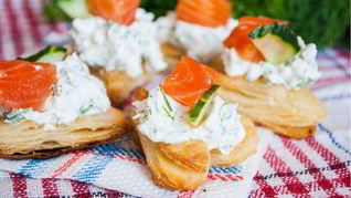 Слоеные сердечки с сырным кремом и форелью