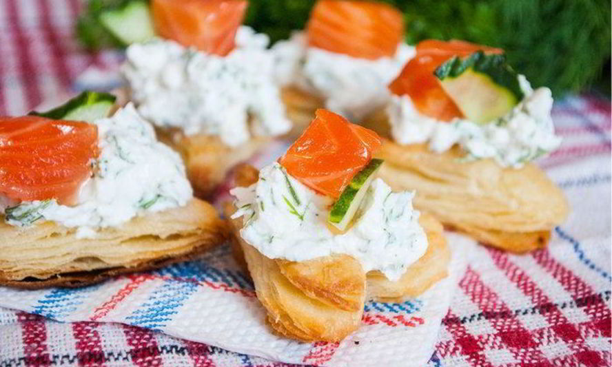 Рецепт слоеных сердечек с сырным кремом и форелью