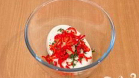 цыпленок, запеченный под кремом из филадельфии, тимьяна, перца и чеснока