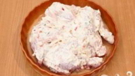 цыпленок, запеченный под кремом из филадельфии, тимьяна, перца и чеснока