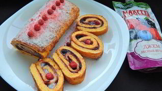 Тыквенный рулет с джемом и кремом