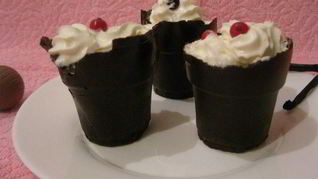 Ванильный крем в шоколадных стаканчиках