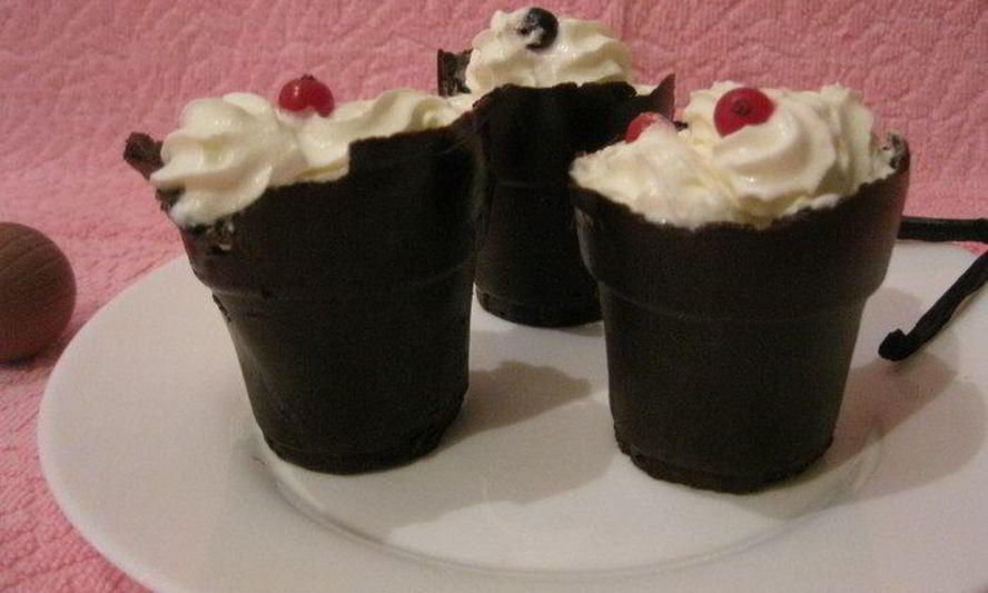 Рецепт ванильного крема в шоколадных стаканчиках