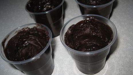 ванильный крем в шоколадных стаканчиках