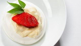 Вашрен с клубникой и сливочным кремом с розовой водой