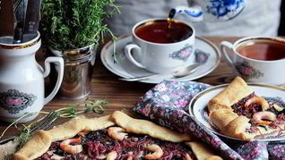 Галета со шпинатом, луковым мармеладом и креветками