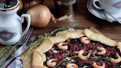 галета со шпинатом, луковым мармеладом и креветками