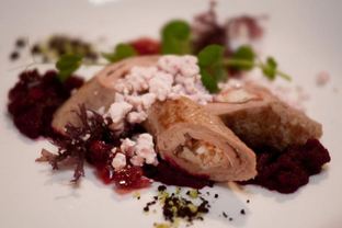 Рулет из краба и телятины с вишневым мармеладом