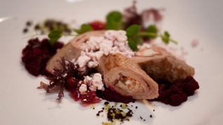 Рулет из краба и телятины с вишневым мармеладом