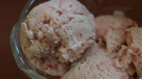 клубничное мороженое