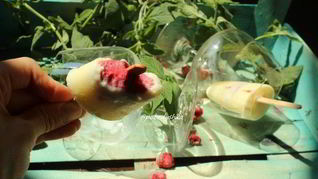 Молочное мороженое с малиновым конфи