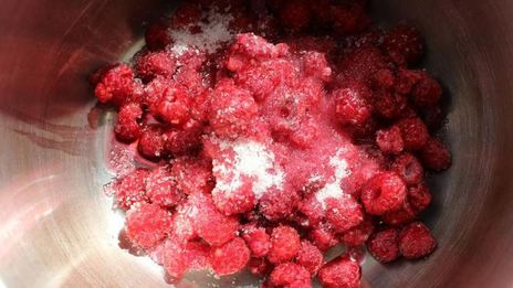 молочное мороженое с малиновым конфи