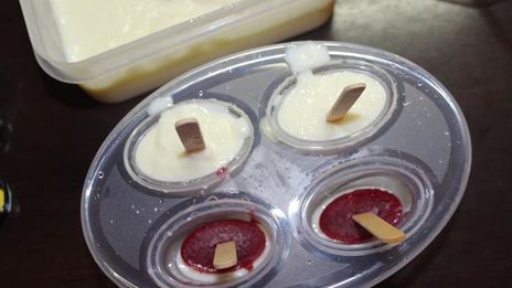 молочное мороженое с малиновым конфи