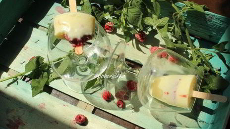 молочное мороженое с малиновым конфи