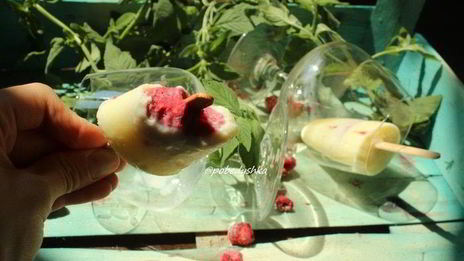 молочное мороженое с малиновым конфи