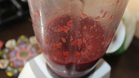 молочное мороженое с малиновым конфи