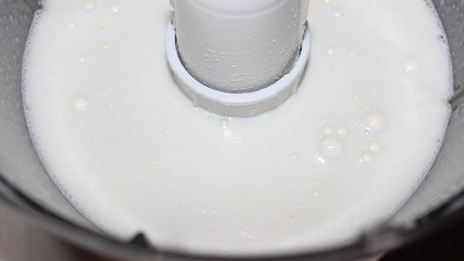 молочное мороженое с малиновым конфи