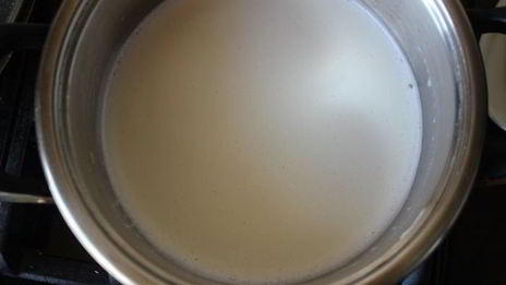 молочное мороженое с малиновым конфи