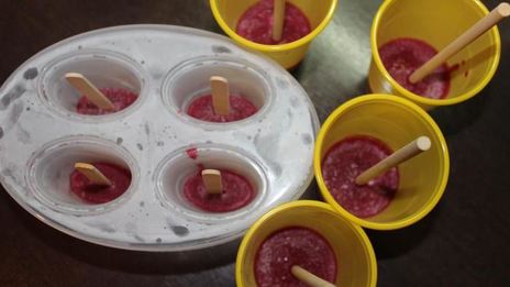 молочное мороженое с малиновым конфи