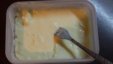 молочное мороженое с малиновым конфи