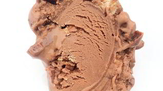 Мороженое с молочным шоколадом и конфетами KitKat