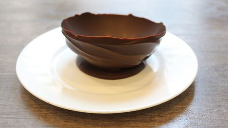 мороженое в шоколадных вазочках