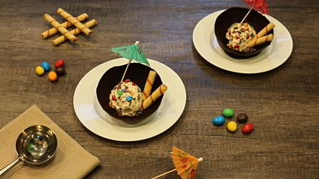 мороженое в шоколадных вазочках