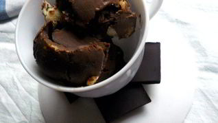 Мятное мороженое с грецкими орехами и белым шоколадом